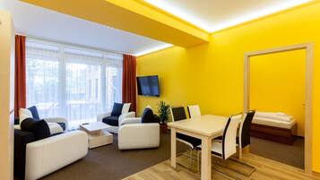 Familienapartment | Wohnbereich | 60-cm-Smart-TV mit Kabelempfang, Fernseher