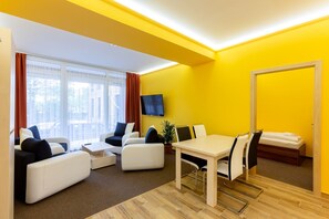 Familienapartment | Wohnbereich | 60-cm-Smart-TV mit Kabelempfang, Fernseher
