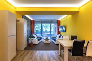 Családi apartman | Memóriahabos ágy, széf a szobában, egyedi dekoráció és íróasztal