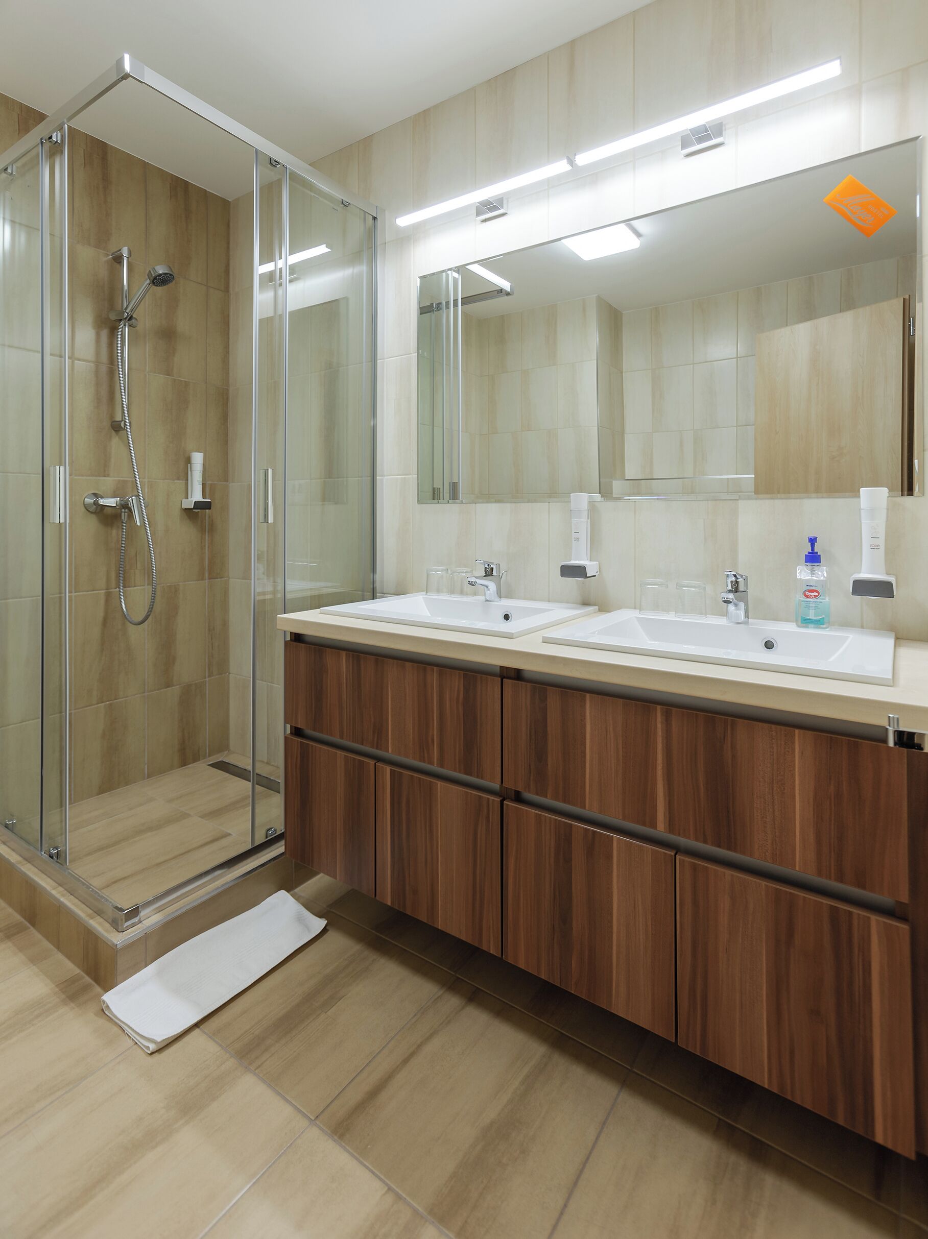 Apartamento familiar | Baño | Ducha, artículos de higiene personal gratuitos y secador de pelo