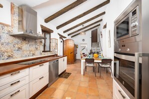 Kjøleskap, mikrobølgeovn, oppvaskmaskin og kaffetrakter/tekoker