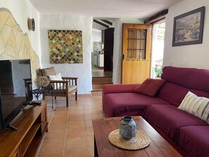 Una televisión, una chimenea