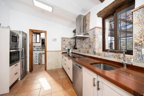 Kjøleskap, mikrobølgeovn, oppvaskmaskin og kaffetrakter/tekoker