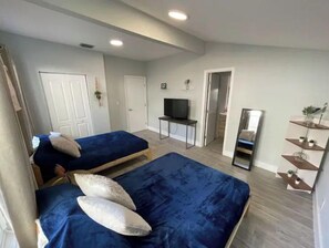 2 bedrooms, desk, WiFi