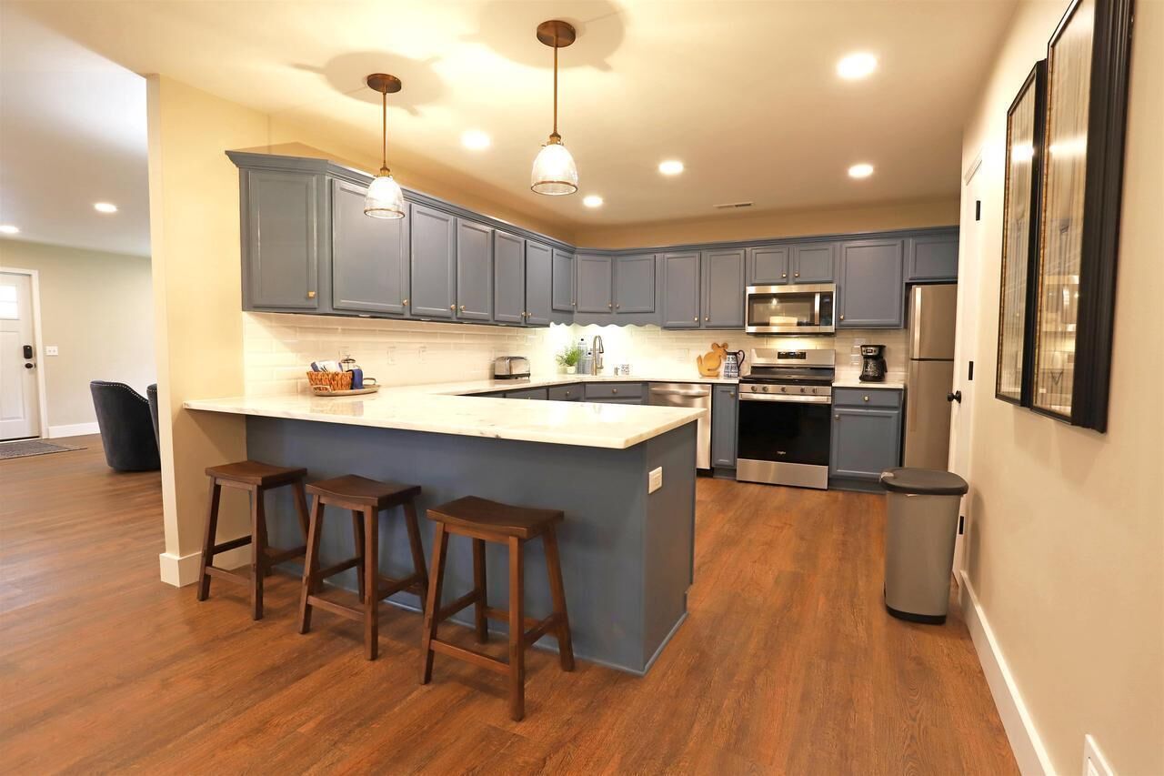 Beautiful 3 Bedroom Home near Lake and Night Life!