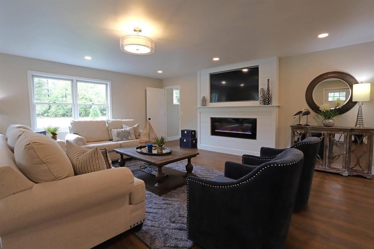 Beautiful 3 Bedroom Home near Lake and Night Life!