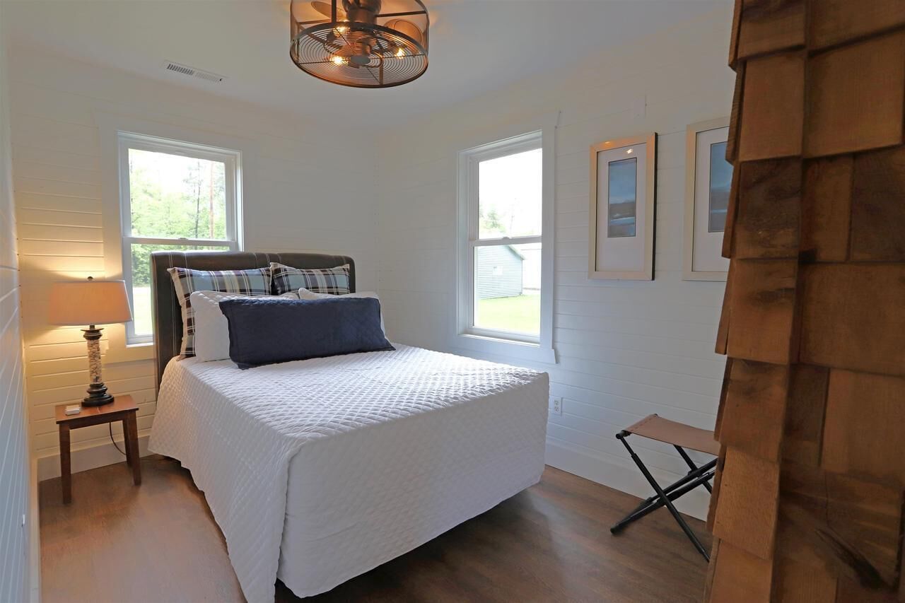 Beautiful 3 Bedroom Home near Lake and Night Life!