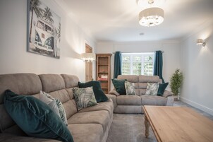 House (5 Bedrooms) | Living area