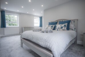 5 bedrooms, premium bedding, bed sheets - Pendeilo Villa - 5 Bedroom Holiday Home - Amroth (Narberth)