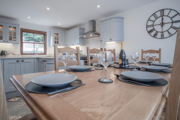 Microwave, oven, stovetop, dishwasher - Pendeilo Villa - 5 Bedroom Holiday Home - Amroth (Narberth)
