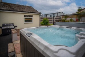 Exterior - Pendeilo Villa - 5 Bedroom Holiday Home - Amroth (Narberth)