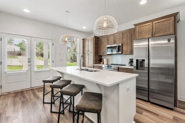 ثلاجة، ميكروويف، فرن، موقد طهي مسطح