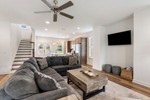 Smart TV - On College Street in Auburn!  Less than a mile to Toomer's (Auburn)