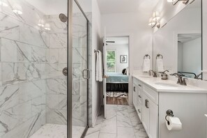 Ducha, secador de pelo, toallas, jabón