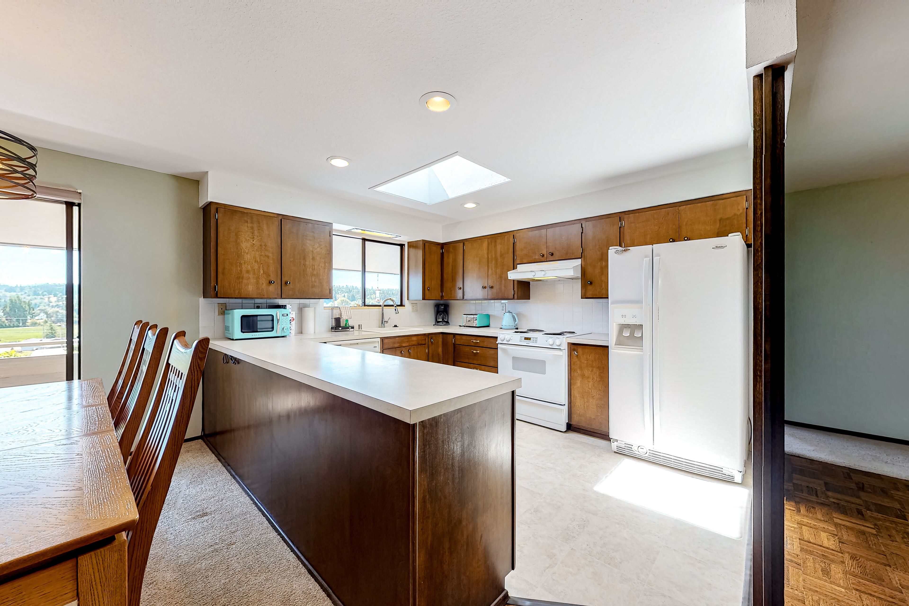 Dog-friendly home with sound view, fireplaces, air hockey, pizza oven, & WiFi