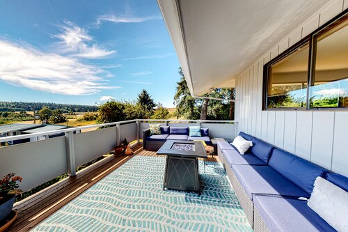 Dog-friendly home with sound view, fireplace, pizza oven & hot tub