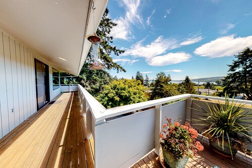 Dog-friendly home with sound view, fireplace, pizza oven & hot tub