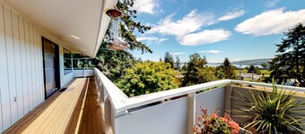 Dog-friendly home with sound view, fireplace, pizza oven & hot tub