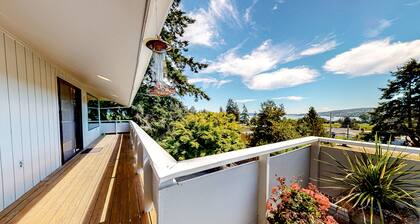 Dog-friendly home with sound view, fireplace, pizza oven & hot tub