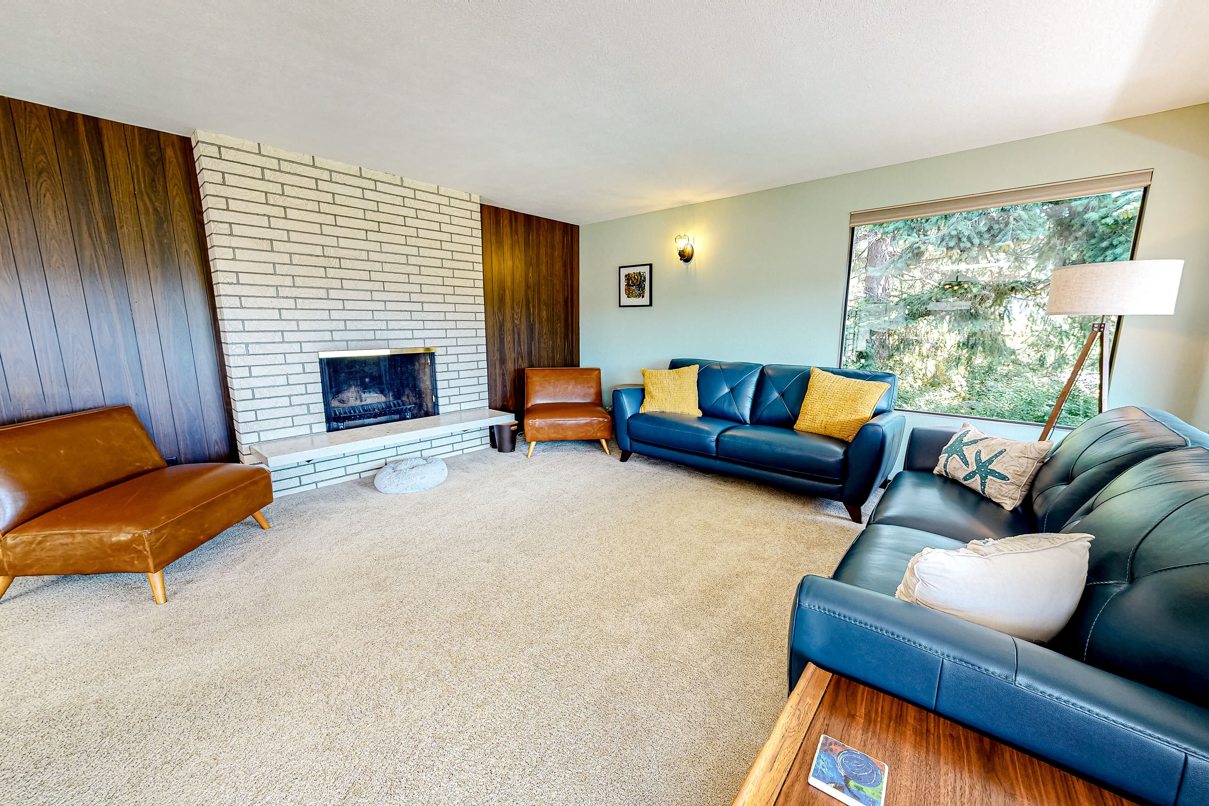 Dog-friendly home with sound view, fireplaces, air hockey, pizza oven, & WiFi