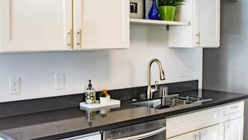 Frigorífic, microones, forn i placa de cuina