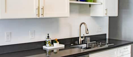 Frigorifero, microonde, forno, piano cottura