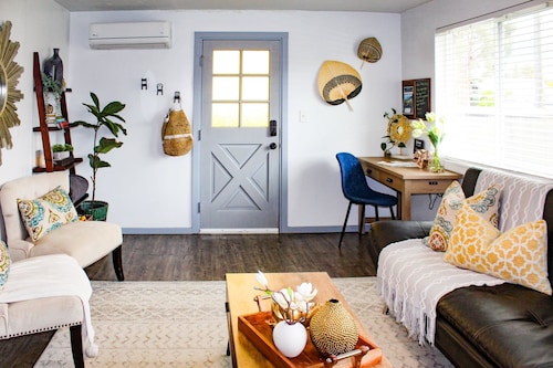 Stay near Point Defiance Park in our charming 1-bedroom cottage