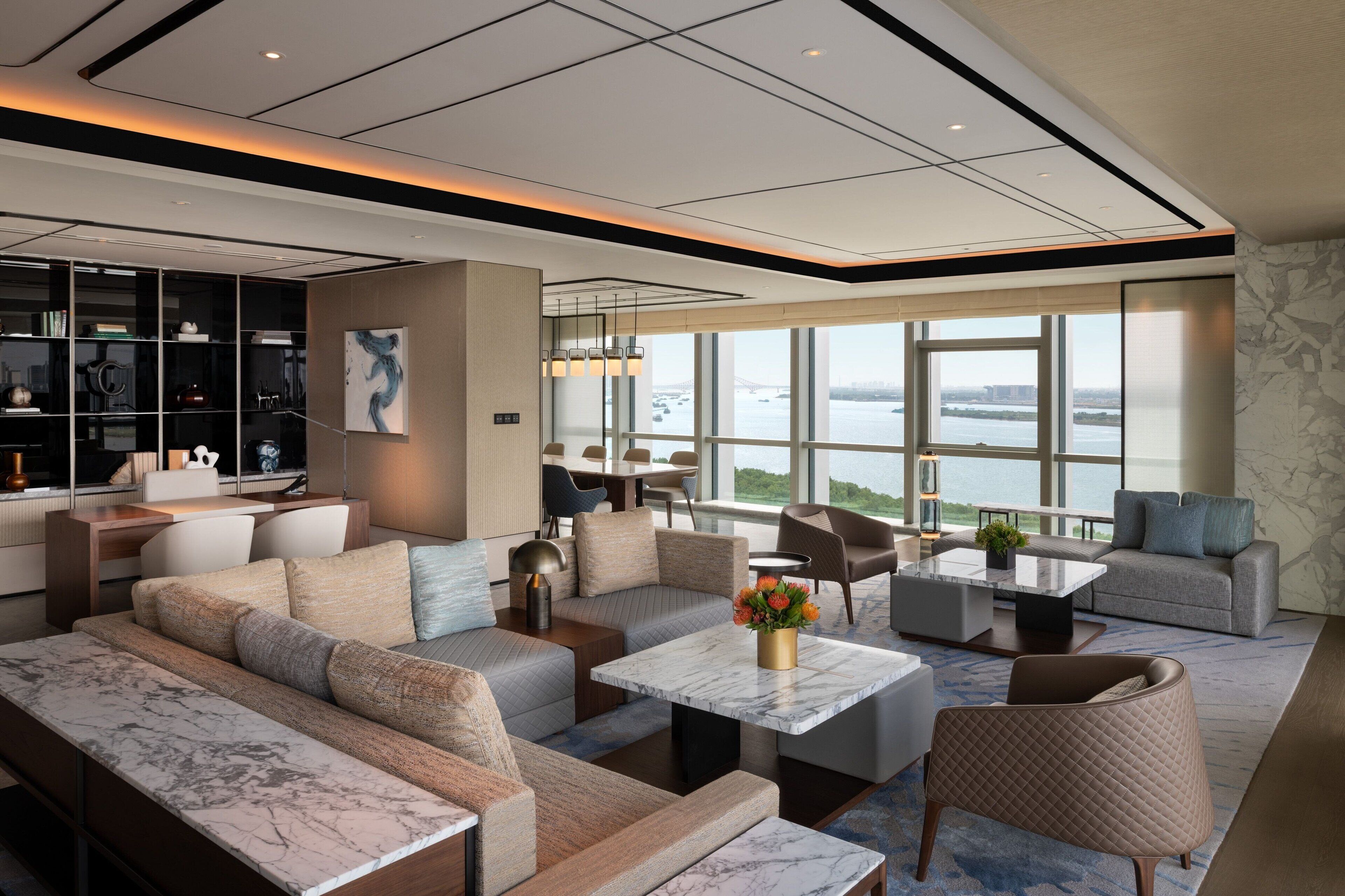 Cubrecamas, escritorio y espacio para trabajar con laptop 