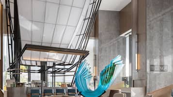 Salón en el vestíbulo con vistas a la playa (abre todos los días)