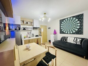 TV - Centrally Located Cozy 2 Bedroom Unit Iloilo City (Iloilo City)