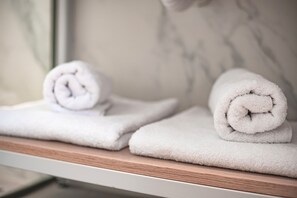 Dusj, hårføner, håndklær og såpe