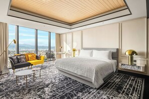 Allergitestade sängkläder och värdeförvaringsskåp på rummet