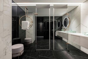 Separate tub and shower, deep soaking tub, rainfall showerhead - Le Méridien Taichung (Taichung)