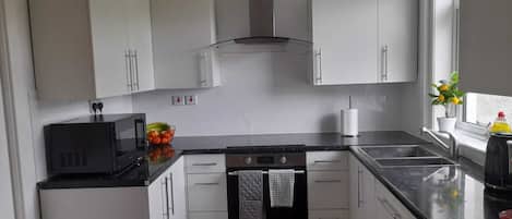 House | Private kitchen | Fridge, microwave, oven, stovetop