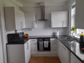 House | Private kitchen | Fridge, microwave, oven, stovetop - House-3br-garden-parking-near Inverness Castle (Inverness)