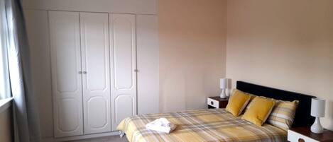 House | 3 bedrooms, iron/ironing board, free WiFi, bed sheets