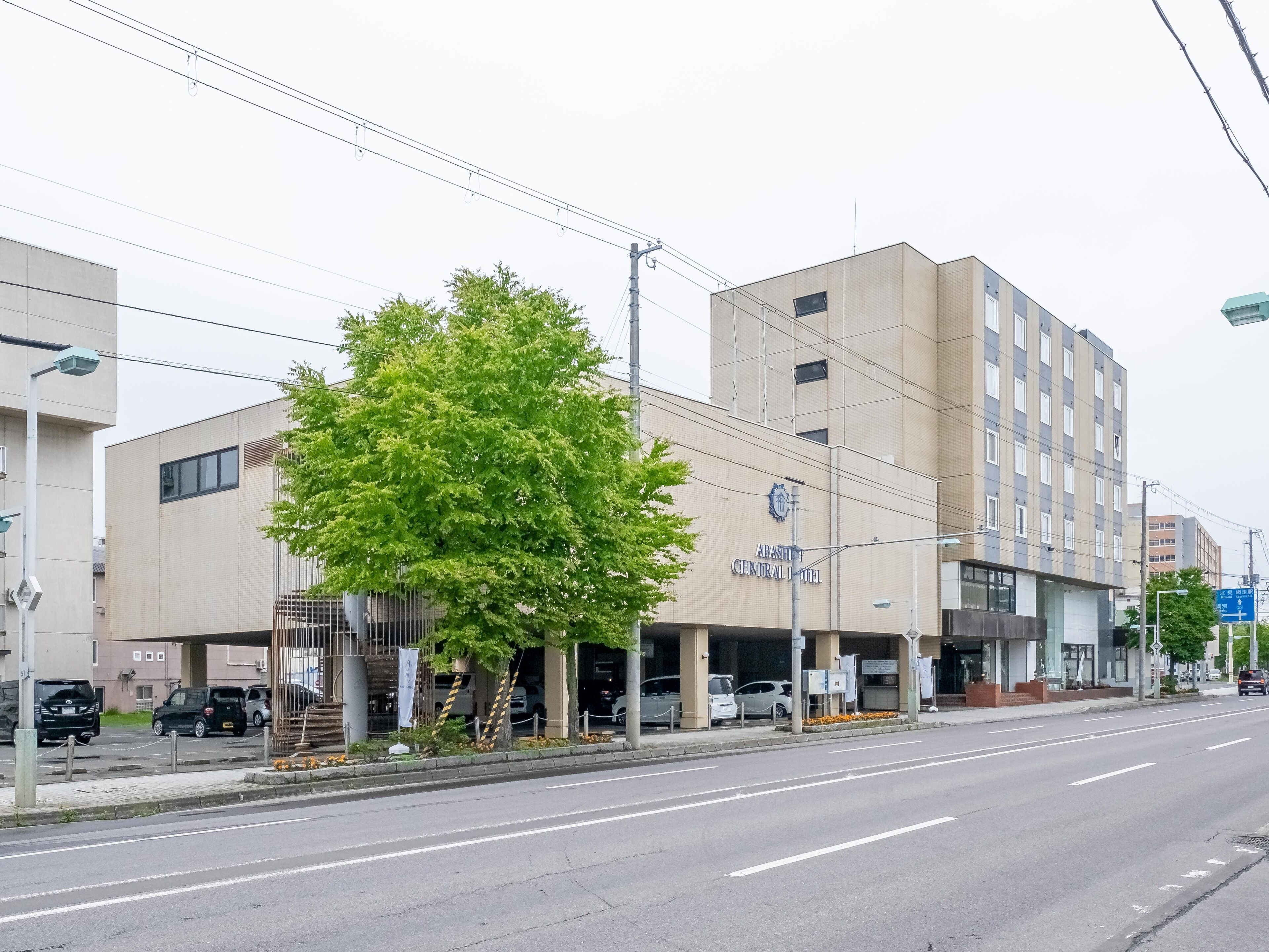 Un edificio con un cartello che riporta la scritta "Arash Central Hotel".