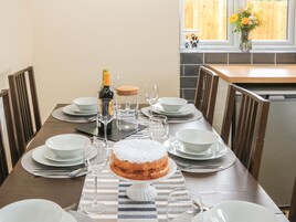 冰箱、洗碗机、电热水壶、烤面包机