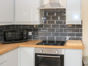 Fridge, dishwasher, electric kettle, toaster - Sawtons Cottage 2 (Dawlish)