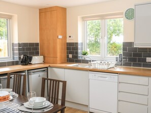 Fridge, dishwasher, electric kettle, toaster - Sawtons Cottage 2 (Dawlish)