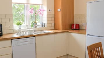 Tủ lạnh, máy rửa bát, ấm điện, lò nướng bánh mì