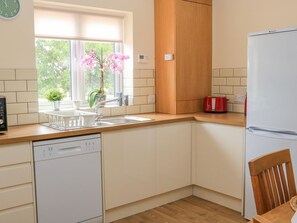 Geladeira, lava-louças, chaleira elétrica, torradeira