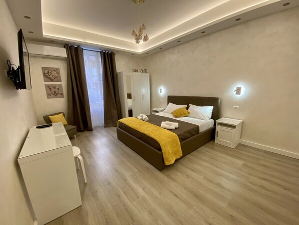 2 bedrooms, desk, iron/ironing board, free WiFi - Very bright apartment near the Colosseum, metro A two minutes walk away (Roma)