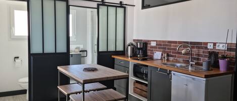 Geladeira, micro-ondas, cooktop, cafeteira/chaleira