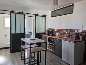 Kühlschrank, Mikrowelle, Herdplatte, Wasserkocher mit Kaffee-/Teezubehör