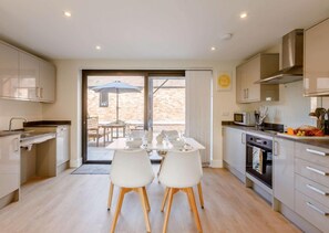 Cottage | Private kitchen | Fridge, microwave, oven, stovetop