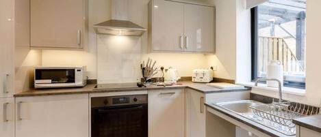 Cottage | Private kitchen | Fridge, microwave, oven, stovetop