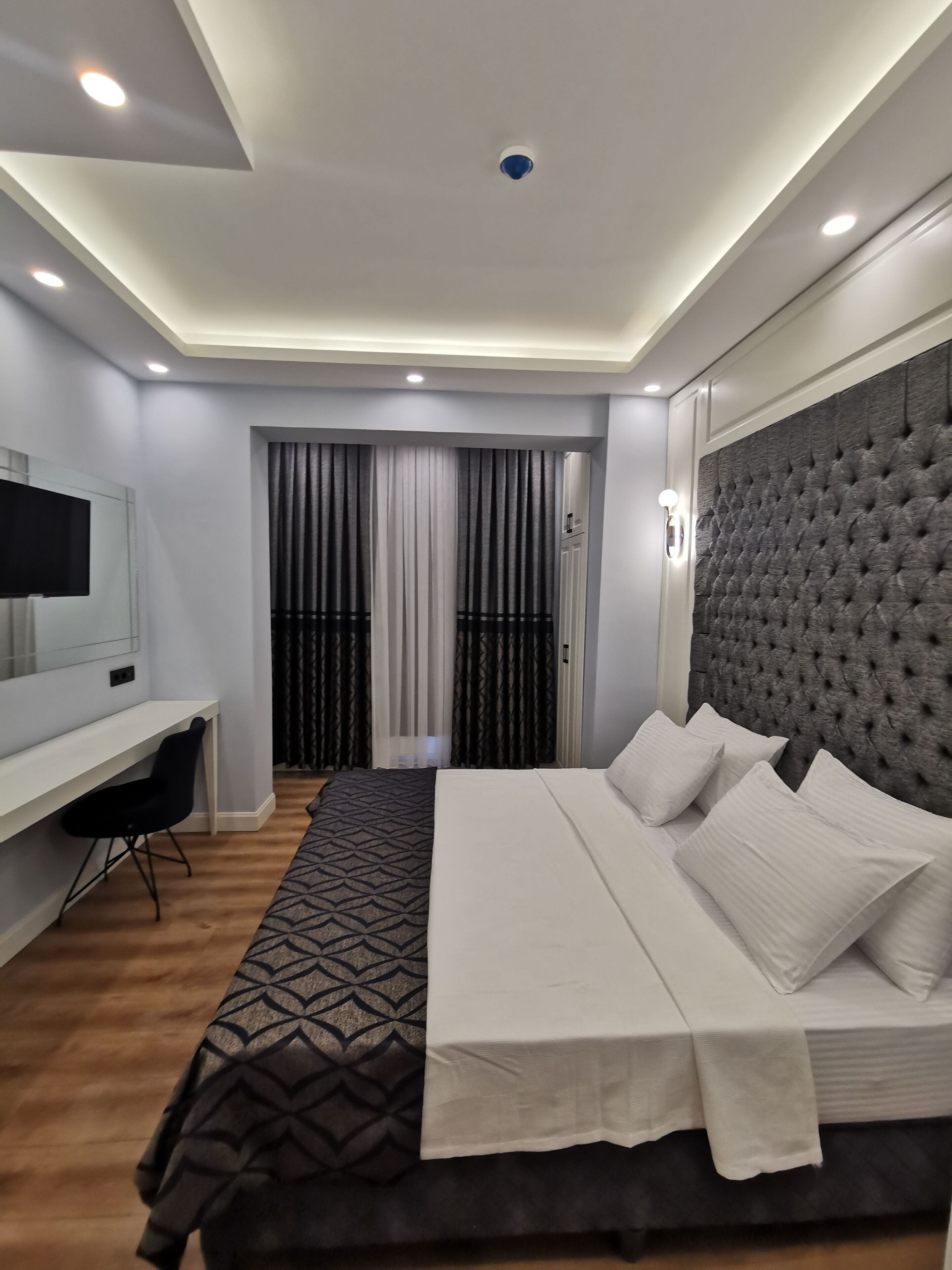Desk, laptop workspace, soundproofing, free WiFi