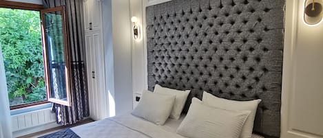 Bureau, espace de travail pour ordinateur portable, Wi-Fi gratuit