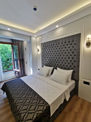Habitación superior con 1 cama doble o 2 individuales | Escritorio y espacio para trabajar con un portátil